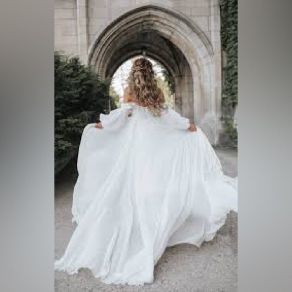Breathtaking Essence of Australia Wedding Dress with Detachable Sleeves - Picture 3 of 16